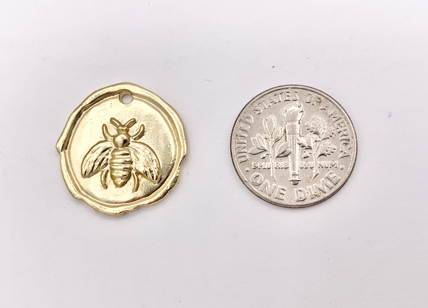 19mm Pewter Matte Gold Bumble Bee Carved Circle Pendants Cute Animal One Sided Coin Charms  15 PCS