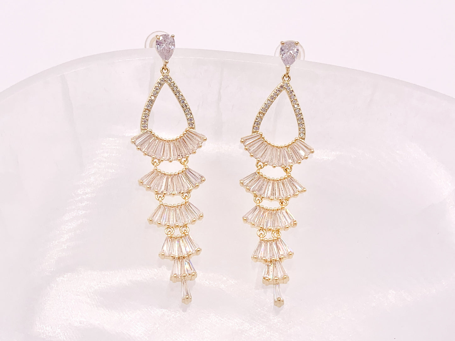 Lovely Chandelier Rhinestone Earrings in 18K Gold or Silver Plated over Copper 1 pair